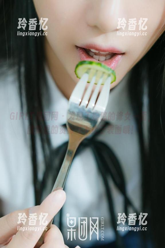 GIRLT果团网 - 发现王婉悠的修女一面，图集里的资源可不止于表面哦！