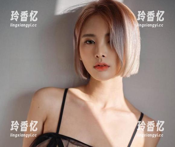 图包里的Hyoyeon(김효연)，那个女神模样，我敢打赌你会多看几眼的！