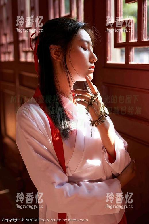 MiiTao蜜桃社 - 就爱在无圣光的包围下，能看到露西Lucy的毛衣，图包我已经准备好了