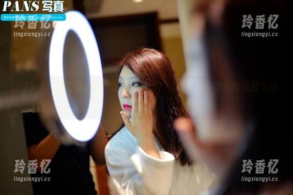 PANS - 想跟果果的女神图集对话？别急，我先和我眼睛打个招呼！