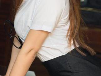 UGirls尤果网 – 韩乐优跃入泳池，随之而来的泳衣写真可真让人想歪。