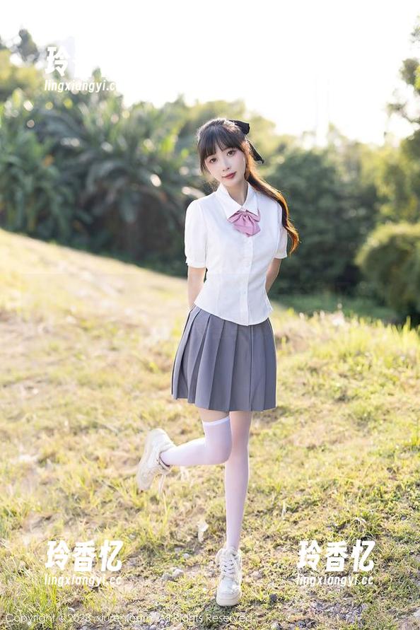Xiuren秀人网 - Emily顾奈奈酱又来放毒了，这次是黑丝美臀写真，图片辣得很