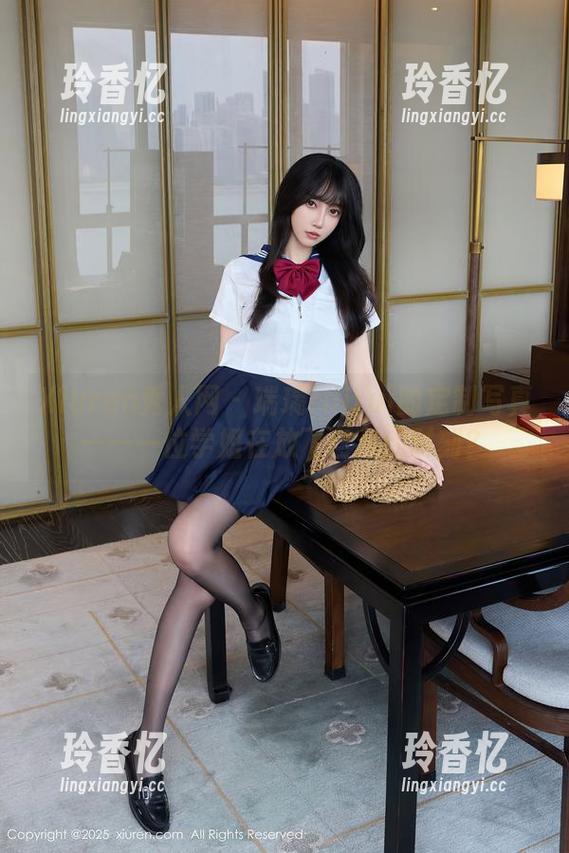 Xiuren秀人网 - 瑞瑞ruirui的定制写真——一位学姐在放飞自我的时刻？