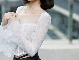 Xiuren秀人网 – 图片上的绮里嘉ula操作着她的礼服，真心希望她不会被裙子绊倒。