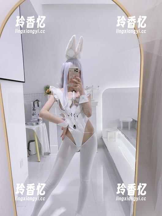乖乖衣宝的修女装，原图果然清丽脱俗，照片却给人很多联想。