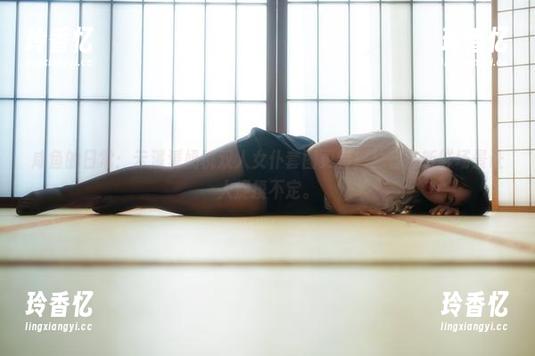 咸鱼的日常：云溪溪奶桃双人女仆套图更新！总有些新鲜场景让人捉摸不定。