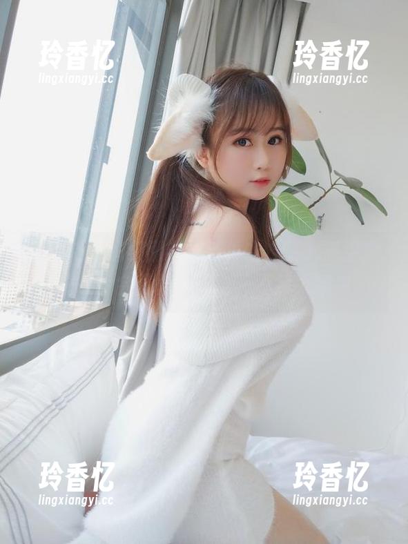 精选依依超级懒镭射连体衣，真心希望她碰到一个会开灯的场合，不然太孤单。