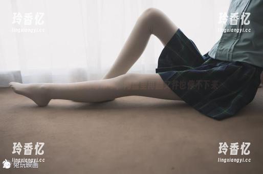 兔玩映画的草莓吊带，网盘里再翻文件也停不下来