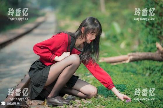 兔玩映画的私房，一个短裙加白丝的图包，别的不说，光这一点就够让我好奇。