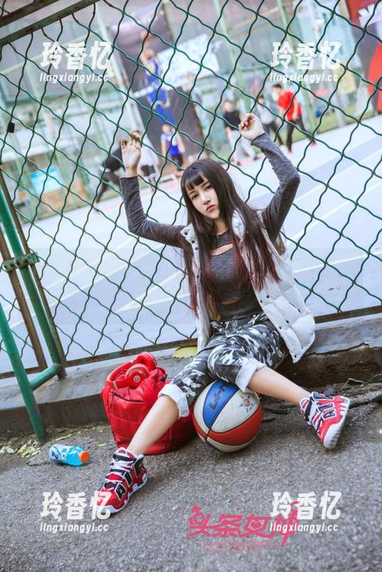 头条女神 - 李丽莎和她的白衬衫，图集不就是以‘特别’为名吗？