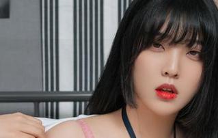 照片在路上！宋哈娜的“姐姐”，这一角度让我想到了……旁边的咖啡好像喝掉了。