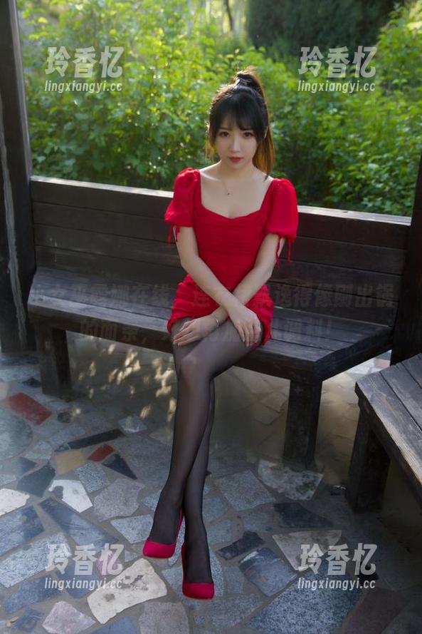 小女巫露娜在线，连衣裙飘逸得像刚出锅的面条，好想再加点儿调料！