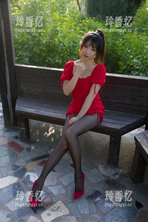 穿上青花瓷旗袍的小女巫露娜，有些过分好看了，快来与我分享这波写真！