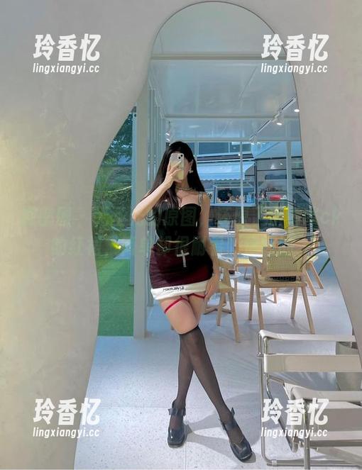微密圈 - 无圣光的原图，还原了小猫咪ck的红裙，简单却很耐看，你懂的。