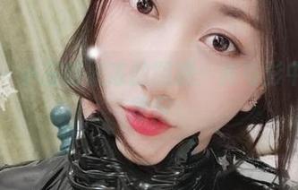 微密圈 – 小玉吃果冻的图册：光与影中游走的裸足