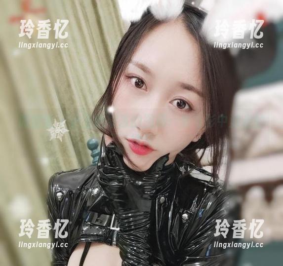 微密圈 - 小玉吃果冻的图册：光与影中游走的裸足