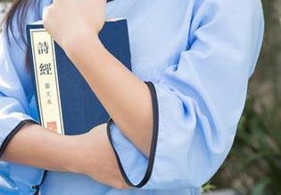 尤果网 – 夏乔的护士造型，图注里的关怀之根本却又让人多想。