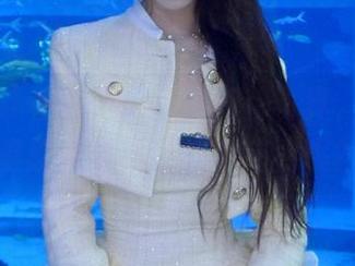 一边在线看怡子yiii的樱花写真，一边心里想着要不要取个花名呢？