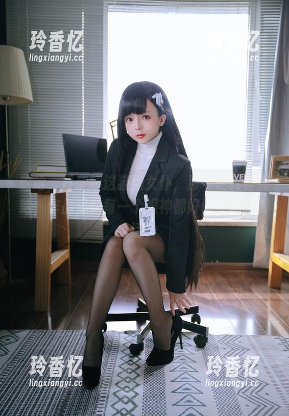 哈哈，日奈娇这猫娘女仆，那个定制真够呛，作品里的每一个眼神都好像在和你对话。