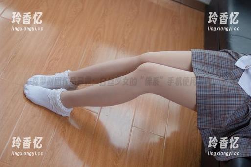 森萝财团作品暴露：白丝少女的“佛系”手机使用教程。