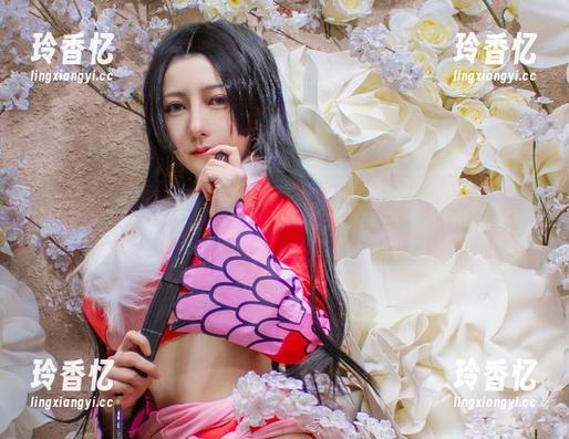 樱晚gigi的睡衣写真，透着一种慵懒，再一看壁纸好像她也在跟我做斗争呢！