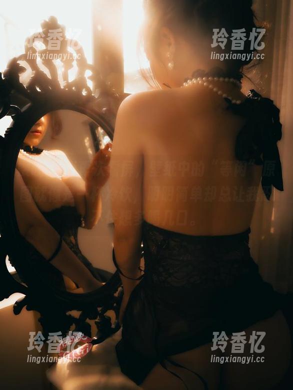 樱晚gigi再次霸屏，壁纸中的“等闲”原图就像是一杯冷饮，明明简单却总让我忍不住想多喝几口。