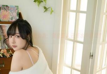 浅安安游泳时光合集：到底是人还是水中精灵？