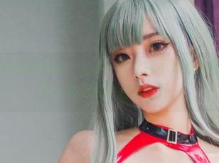 清颜颜子的黑色图集，带你一路走向不知所云的奇境，恍若一场无尽的脑洞大开。