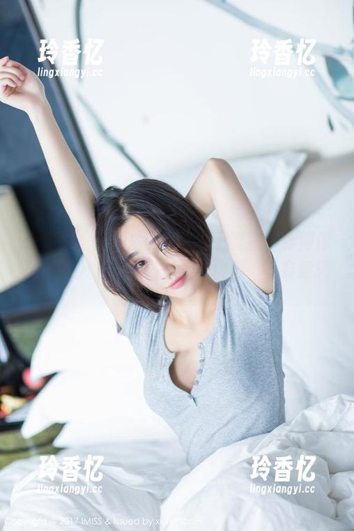 爱蜜社 - 图片里的李李七七喜喜，穿得像圣诞老人，但风格却意外优雅，真有意思。