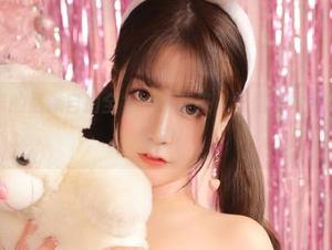 这是猫九酱的居家自拍全集，下载来，给你的宅家时光加点调剂吧！