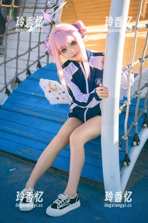 矢量鱼拿泳装当道具，留下的写真让我体会到衣服的尴尬
