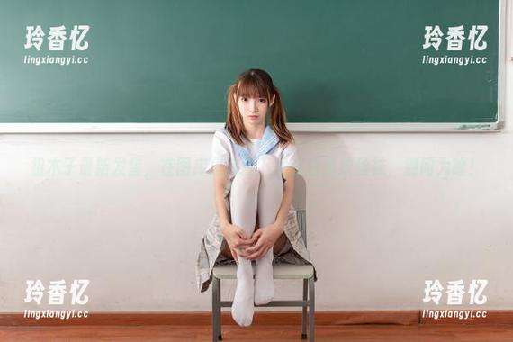 祖木子最新发售，在图库里疯狂下载蓝白条纹丝袜，别问为啥！