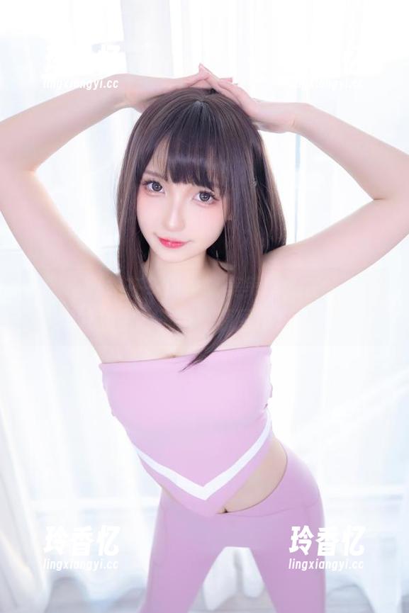 神楽坂真冬在冬天也能美美哒，在线展现蟒纹旗袍的风范！原图不忍直视！