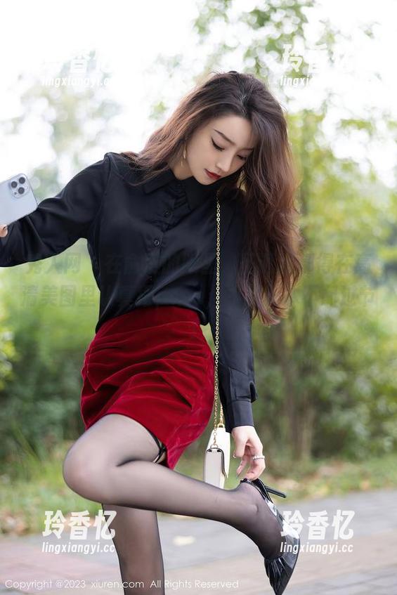 秀人网 - 在俞漫的眼里，圣诞树都得在高清美图里认真摆pose，不然根本不配过节！