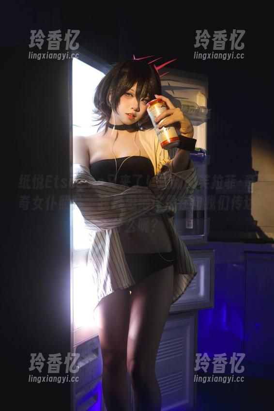 纸悦Etsu_ko又来了！最新的芙拉菲·奇奇女仆照片，我寻思她这是在向我们传达什么呢？