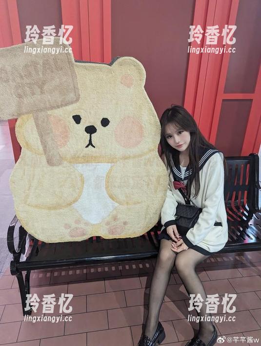 芊芊酱w 水面波光粼粼,芊芊酱w的泳池图包等着你来搞定下载