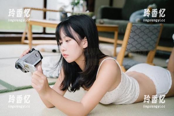 是萌芽儿o0的私房旗袍照让我想再买几条旗袍，感vn觉得要追求一下优雅？