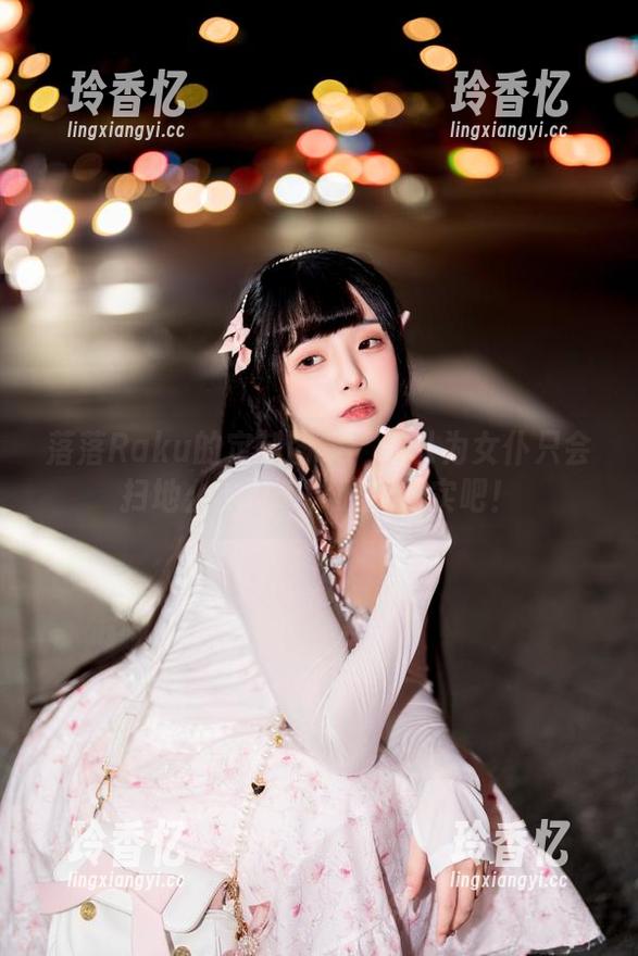 落落Raku的定制图集：你以为女仆只会扫地么？呵呵，眼见为实吧！