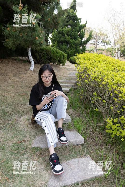 袜啵啵 - 脚尖透明款—甜甜圈的写真分享，有种油腻腻的美感？