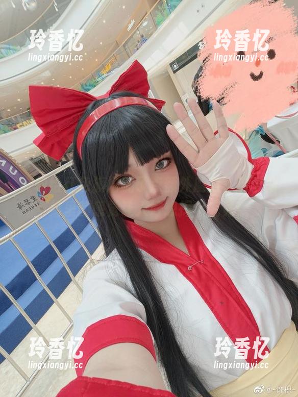 许枳给红色旗袍加了点额外魔力，这个图集里的感觉让人好想探个究竟！