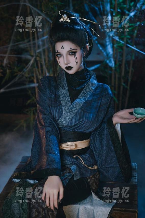 阿薰kaOri的豹纹套图：这颜色搭配得就像我家沙发，怎么说呢，挺大胆的