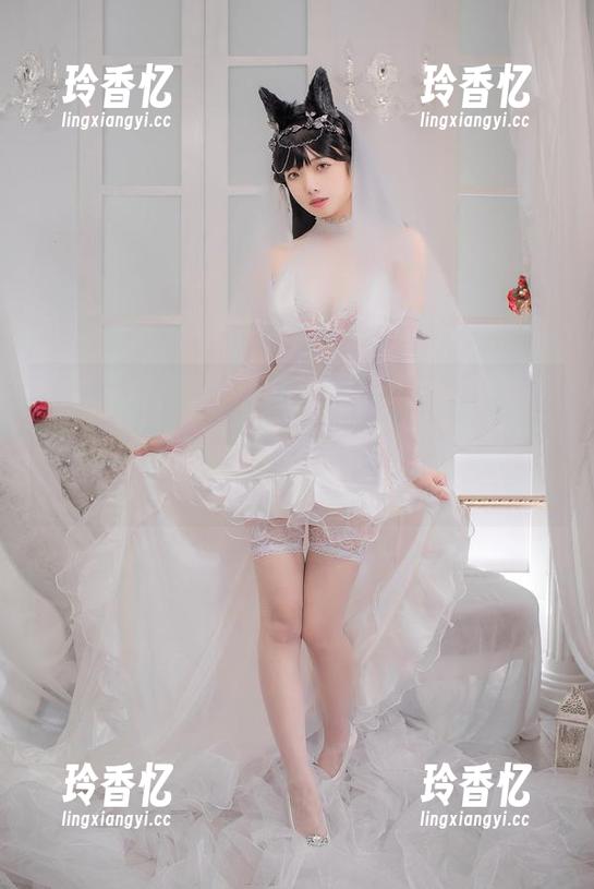 敬请注意，雯妹不讲道理的大凤礼服私拍：一不小心仗着这身打扮，连海豚都会来找我聊天！