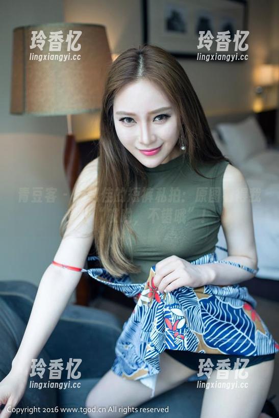 青豆客 - 施忆佳的短裤私拍：原图看得我直呼“哎哟，不错哦”！