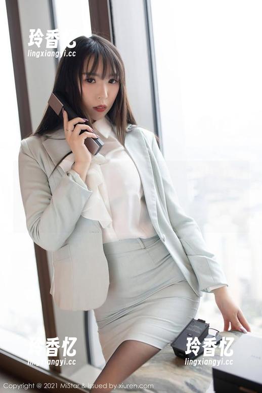 魅妍社 - 孙梦瑶V在泳池边，没想到水中居然有小鱼在游来游去，哈哈，图片记录下这一刻！