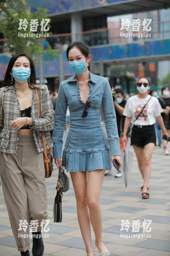 魔镜街拍 - 婷婷的粉裙日常工作图集，似乎一杯咖啡让一切都有了节奏。