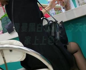 魔镜街拍 – 曼曼黑白私拍，今天也来给大家上上色？