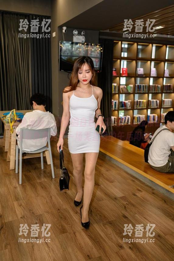 魔镜街拍 - 漂亮的白色连衣裙，让楼楼的写真合集宛若一场无止境的午后闲谈！