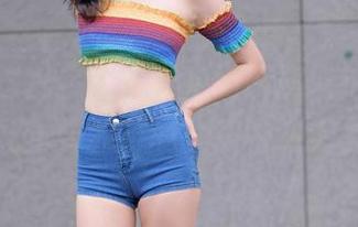 原图在这里！魔镜街拍的辉辉模拍，让丝袜调查员独特的气质跃然纸上。