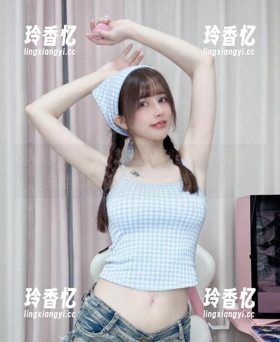 鹿八岁baby这次又给我们带来新图包，白丝的味道真让人想多看几眼。