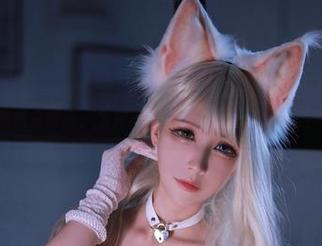 原图泡面上放黑白御猫，太完美了，快来看看这位女孩的迷人风采！